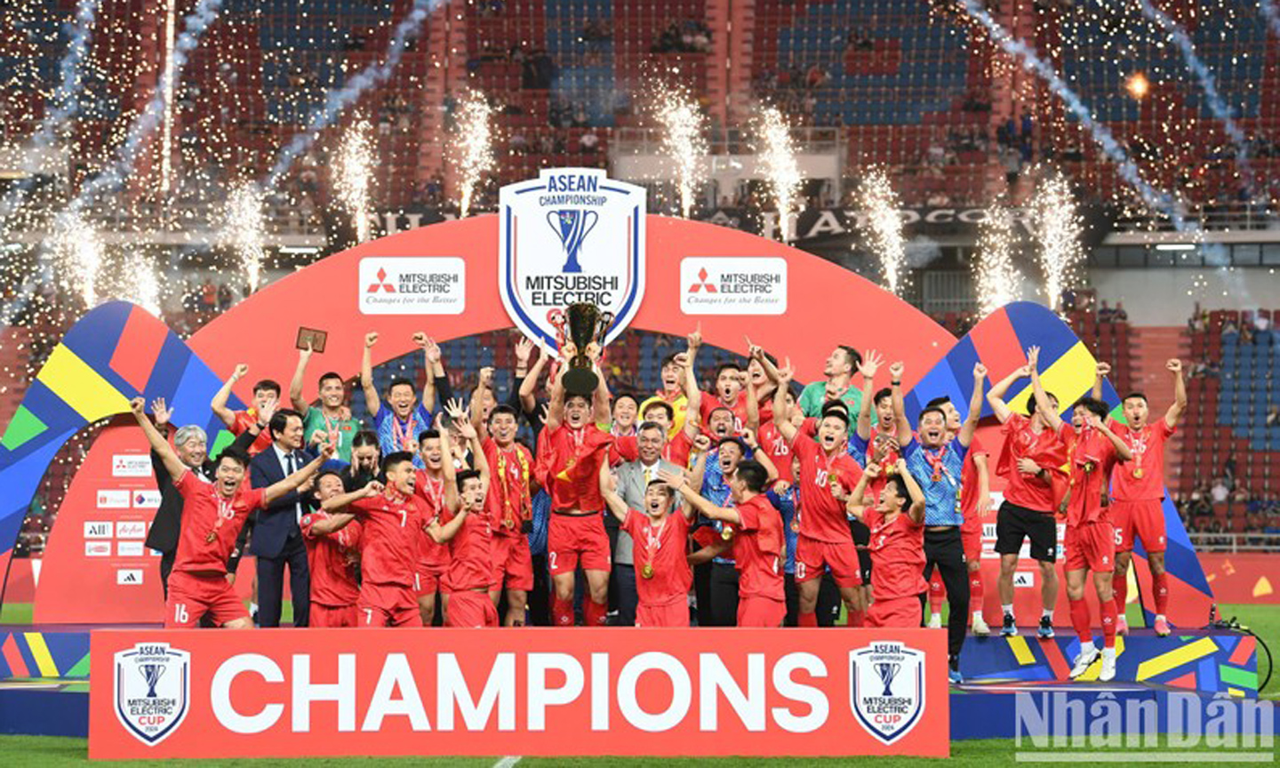 Vietnamese players lift the trophy after beating Thailand in the ASEAN Cup final.