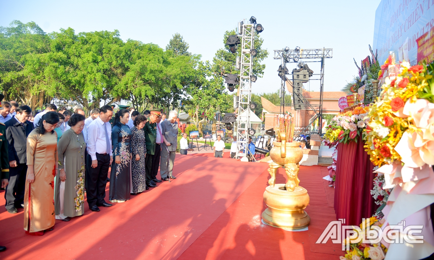 Đoàn dành một phút mặc niệm để tưởng nhớ Anh hùng dân tộc Nguyễn Huệ và các nghĩa sĩ đã anh dũng hy sinh 