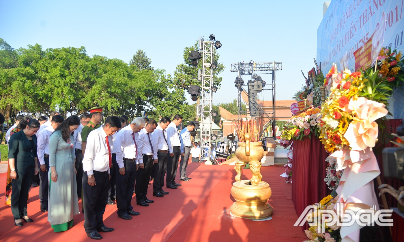 Lãnh đạo huyện Châu Thành và các huyện, thành, thị trên địa bàn tỉnh Tiền Giang dâng hương tượng đài Chiến thắng Rạch Gầm - Xoài Mút.