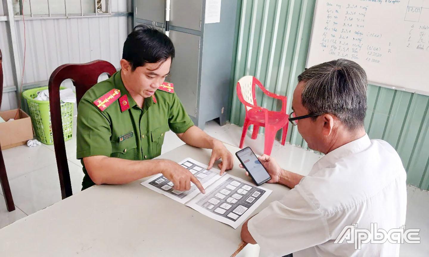 Công an xã Bình Xuân – TP Gò Công hướng dẫn công dân kiến nghị phản ánh tin ANTT trật tự qua ứng dụng VNeID. Ảnh: Thanh Hiếu