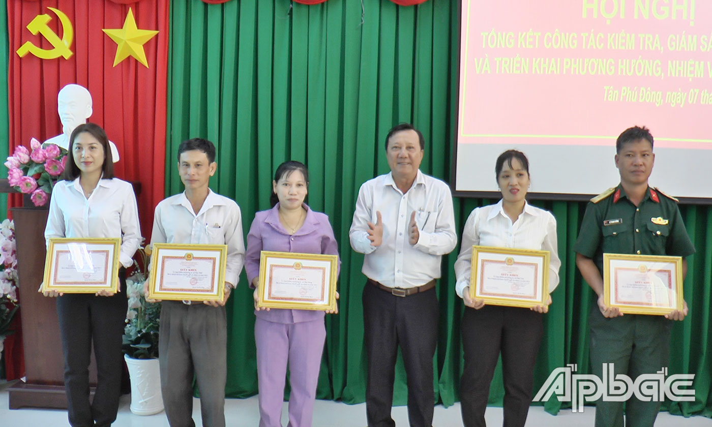 Chủ nhiệm Ủy Ban kiểm tra Huyện ủy Trần Thanh Phước tặng Giấy khen cho các tập thể đạt thành tích trong công tác kiểm tra, giám sát năm 2024.