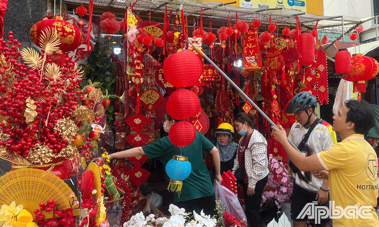 Khách hàng mua sắm đồ trang trí tết