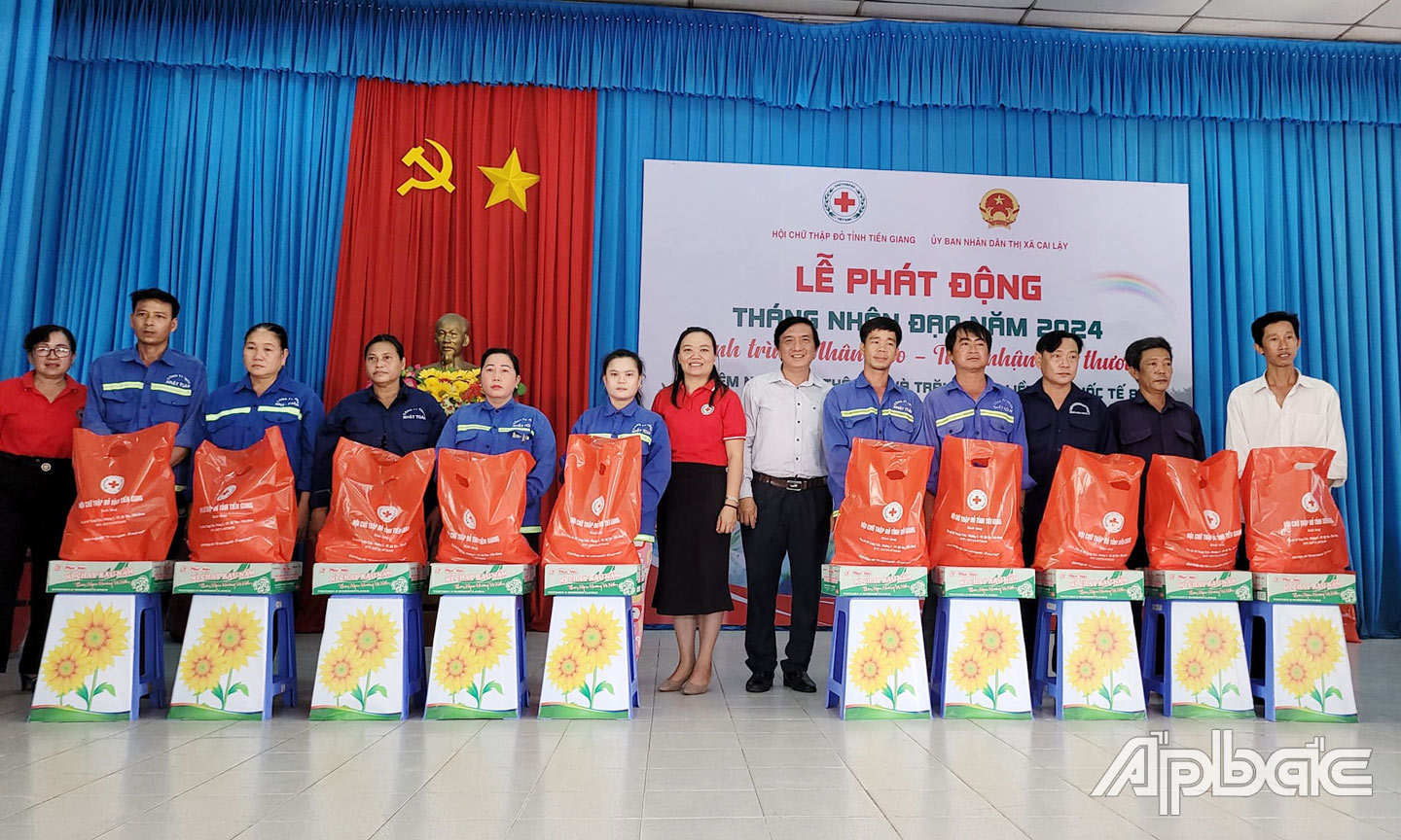 Trao tặng  quà cho người lao động khó khăn, hộ khó khăn, khuyết tật trên địa bàn TX. Cai Lậy.