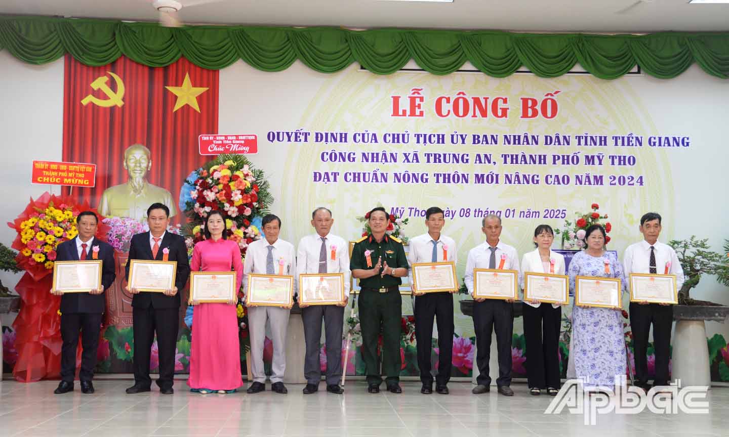 Đồng chí Phạm Văn Thanh trao bằng khen của UBND tỉnh cho các cá nhân có thành tích xuất sắc trong xây dựng xã Trung An đạt chuẩn NTM nâng cao.