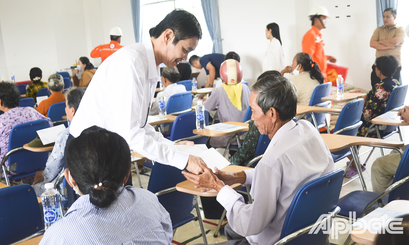Ông Lê Xuân Hải đại diện EVNSPC tặng quà cho hộ nghèo, gia đình chính sách tại TP. Gò Công.