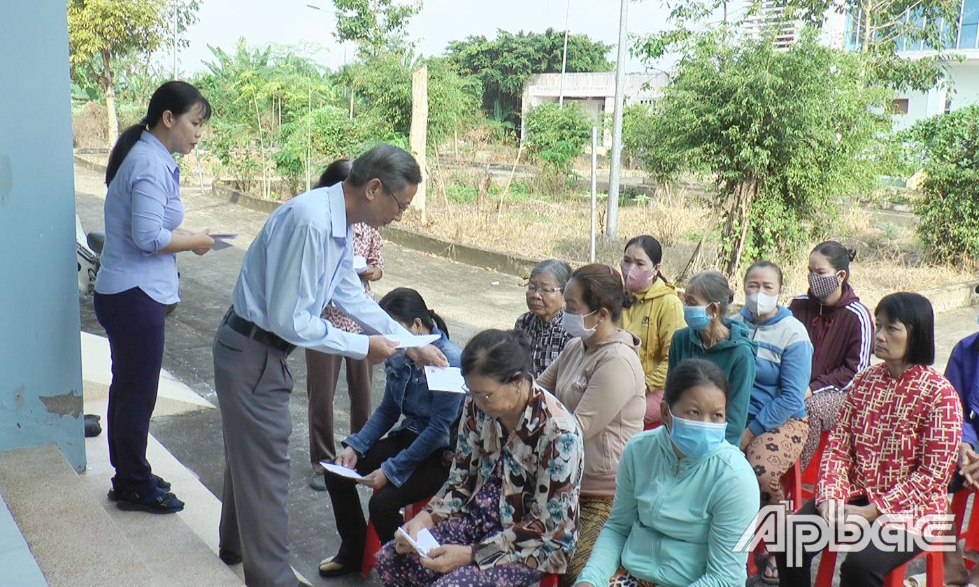 Tặng quà cho hội viên nạn nhân chất độc da cam dioxin huyện Tân Phú Đông.