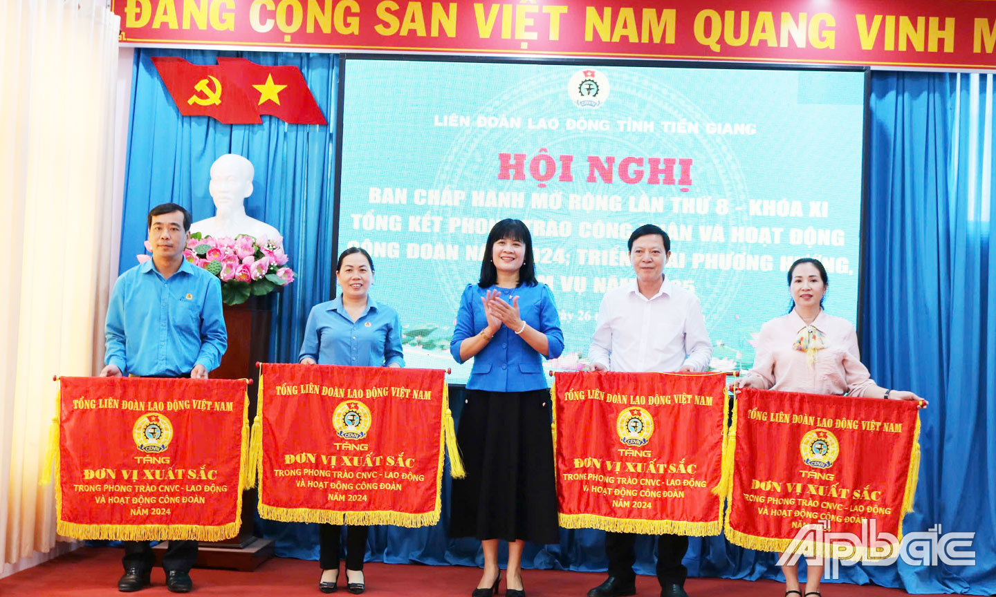 Lãnh đạo CĐVC tỉnh nhận Cờ thi đua của Tổng LĐLĐ  Việt Nam vì đã có thành tích xuất sắc trong phong trào CNVCLĐ và  hoạt động  Công đoàn  năm 2024  (người đứng thứ nhất từ trái qua).