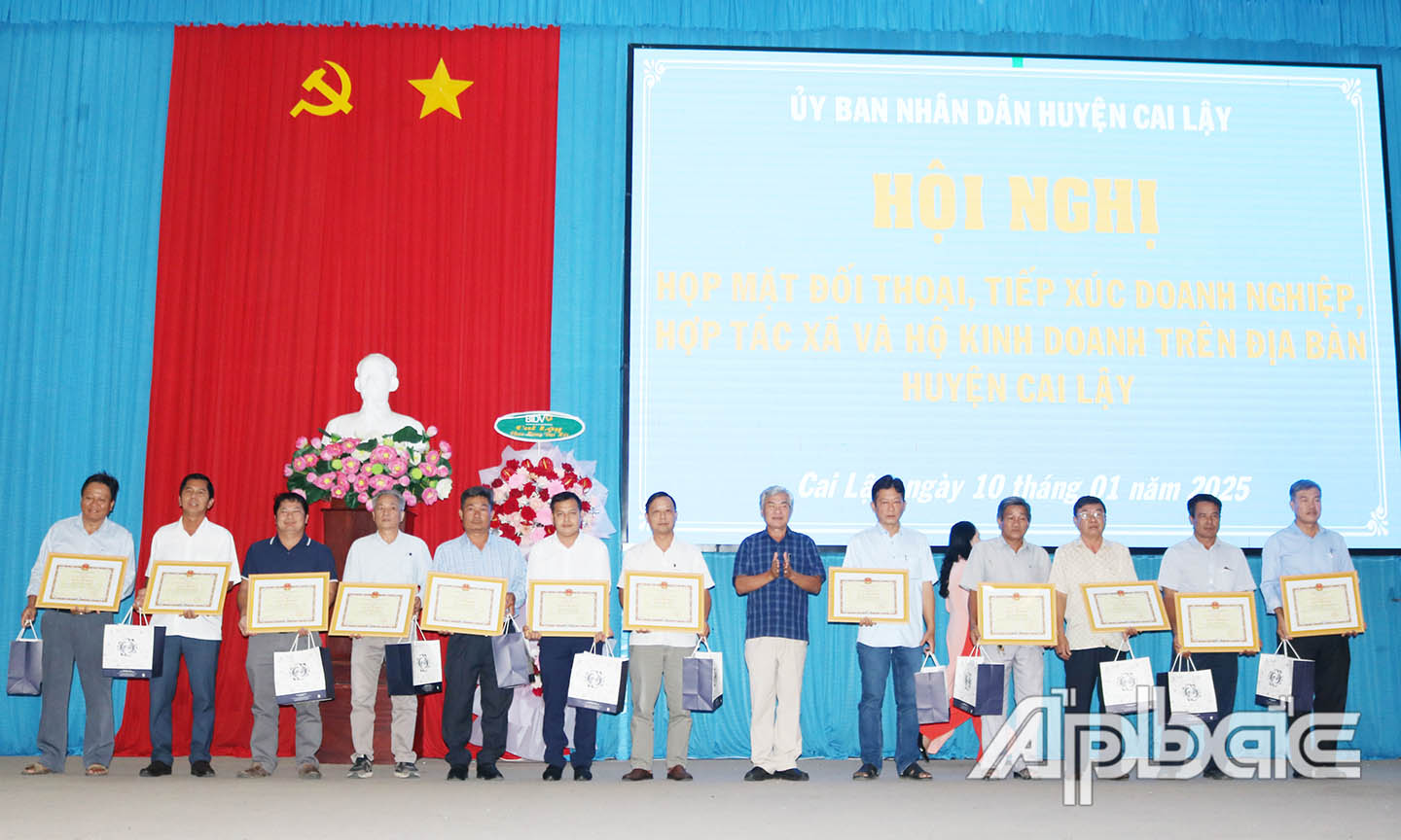 Lãnh đạo huyện Cai Lậy trao giấy khen cho các doanh nghiệp.