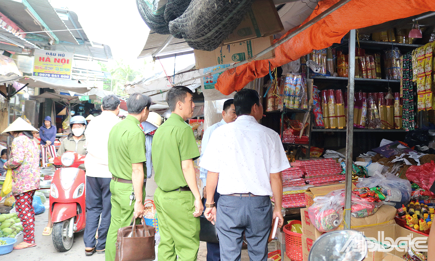 Đoàn kiểm tra tại chợ Cái Bè