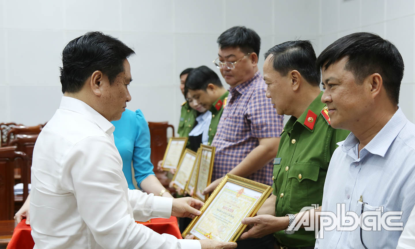 Trao bằng khen UBND tỉnh cho các cá nhân.