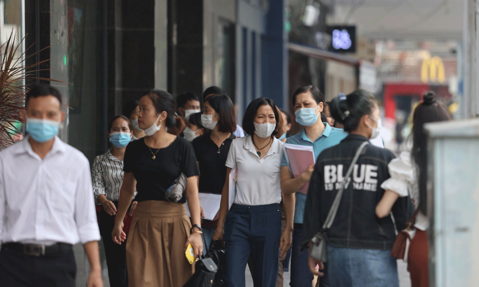 Người dân nên đeo khẩu trang khi đến nơi đông người để phòng bệnh đường hô hấp. Ảnh: TTXVN