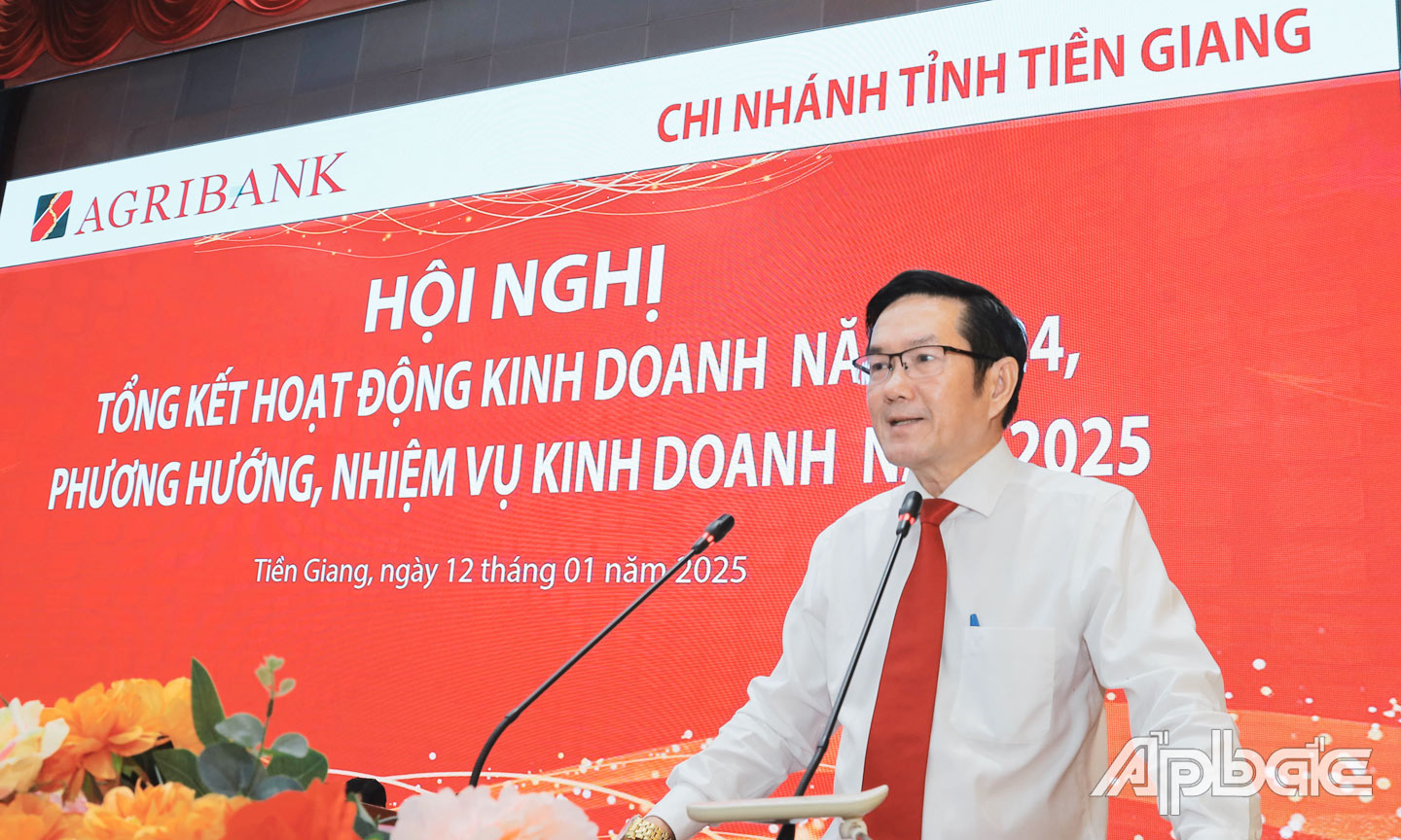 Bí thư Đảng ủy, Giám đốc Agribank chi nhánh tỉnh Tiền Giang Trương Văn Đoàn phát biểu chỉ đạo hội nghị.