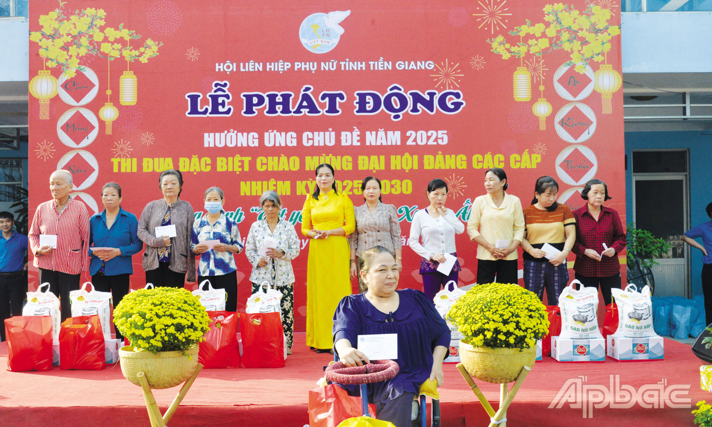 Hội LHPN tỉnh trao quà tết cho phụ nữ khuyết tật.                                           