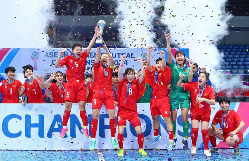 Đội tuyển futsal nữ Việt Nam nâng cao cúp vô địch giải Đông Nam Á 2024. Ảnh: PFF 