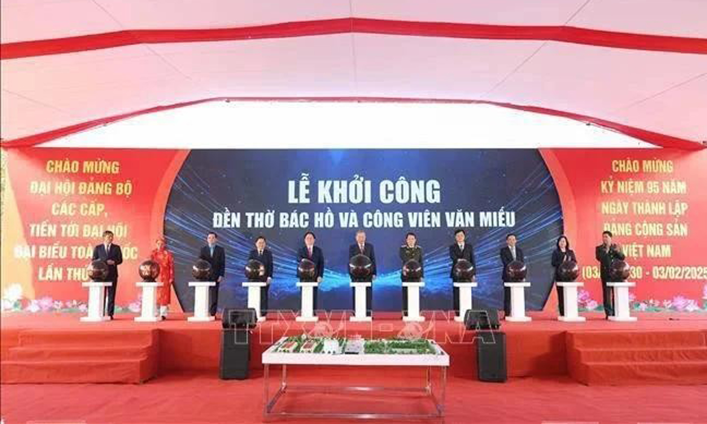 Party General Secretary To Lam (centre) and officials press the button to launch the construction of the Ho Chi Minh Temple and Van Mieu park in Bac Ninh city.