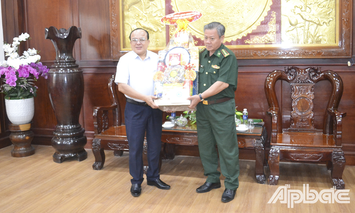 Đồng chí Nguyễn Chí Trung thăm, tặng quà và chúc tết Bộ Chỉ huy Bộ đội Biên phòng tỉnh Tiền Giang.
