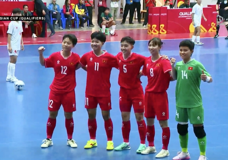 Các tuyển thủ futsal nữ Việt Nam mừng bàn thắng vào lưới tuyển Myanmar. Ảnh chụp màn hình