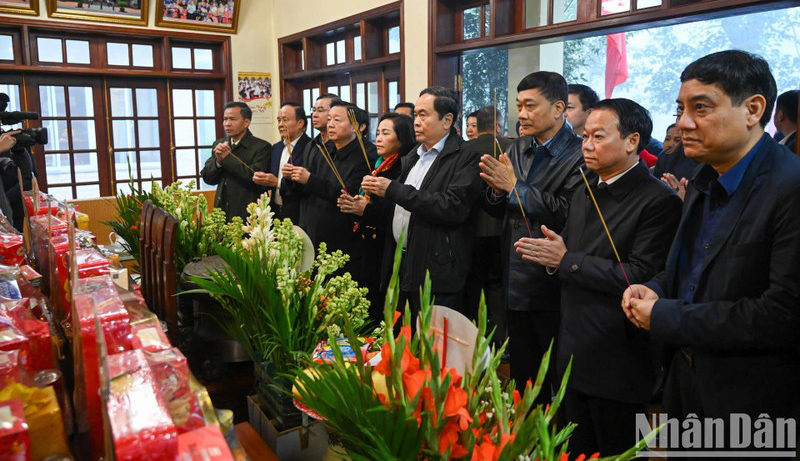 Chairman of National Assembly (NA) Tran Thanh Man (sixth from the left, front row) and a delegation of incumbent and former Party and State leaders offer incense to pay tribute to President Ho Chi Minh at the late leader’s temple in Ba Vi National Park (Photo: NDO)