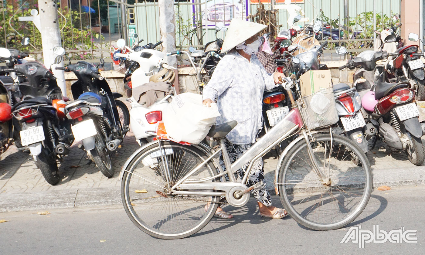 Nhiều mặt hàng nhu yếu phẩm được trao đến tay người dân có hoàn cảnh khó khăn. 