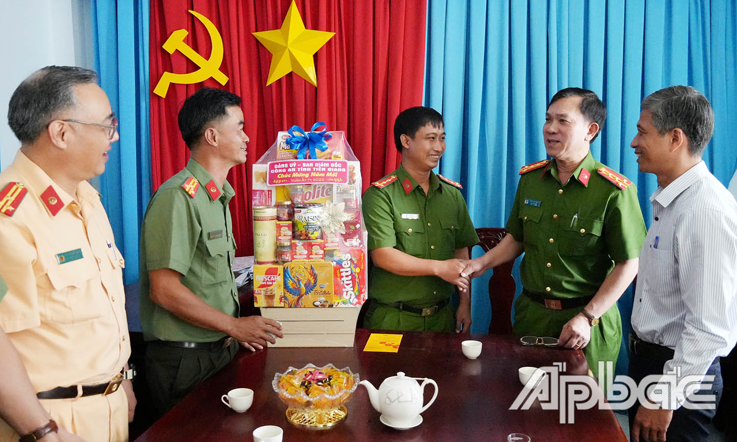 Đoàn chúc mừng Công an xã Phú Đông, huyện Tân Phú Đông.
