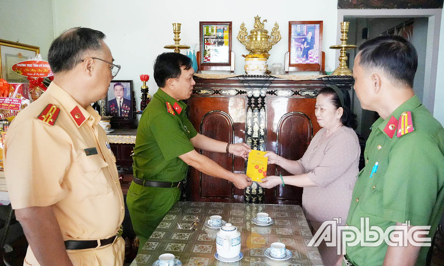 Đoàn thăm và chúc Tết nguyên lãnh đạo Công an tỉnh.