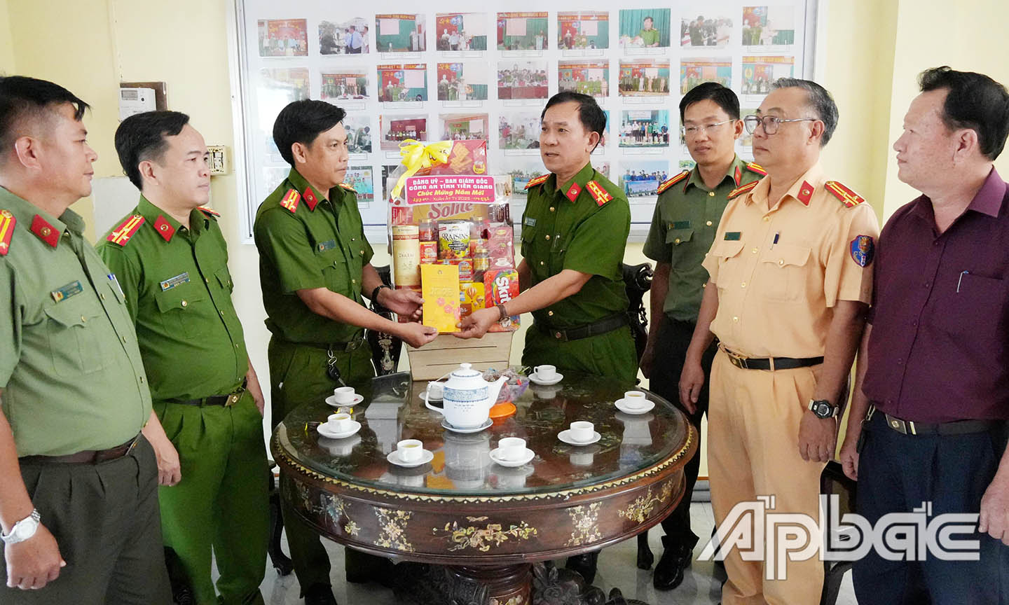Thăm chúc mừng Công an huyện Gò Công Đông.