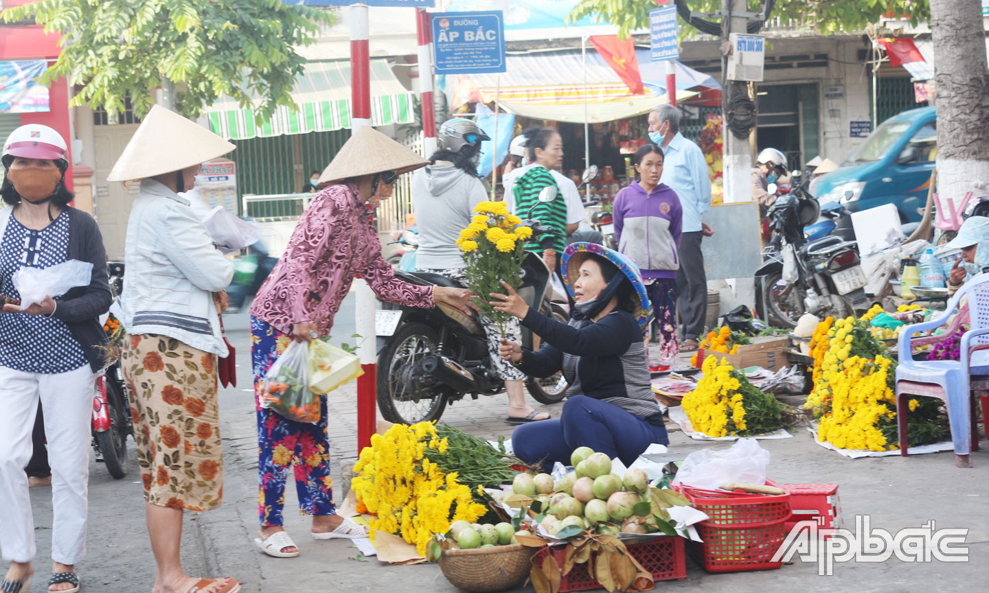 Để chuẩn bị cho lễ cúng  ông Công, ông Táo vào 23 tháng Chạp, tại các chợ đã bắt đầu nhộn nhịp, đắt hàng nhất là các mặt hàng như: Cá chép, các loại hoa tươi, xôi chè, đồ cúng…