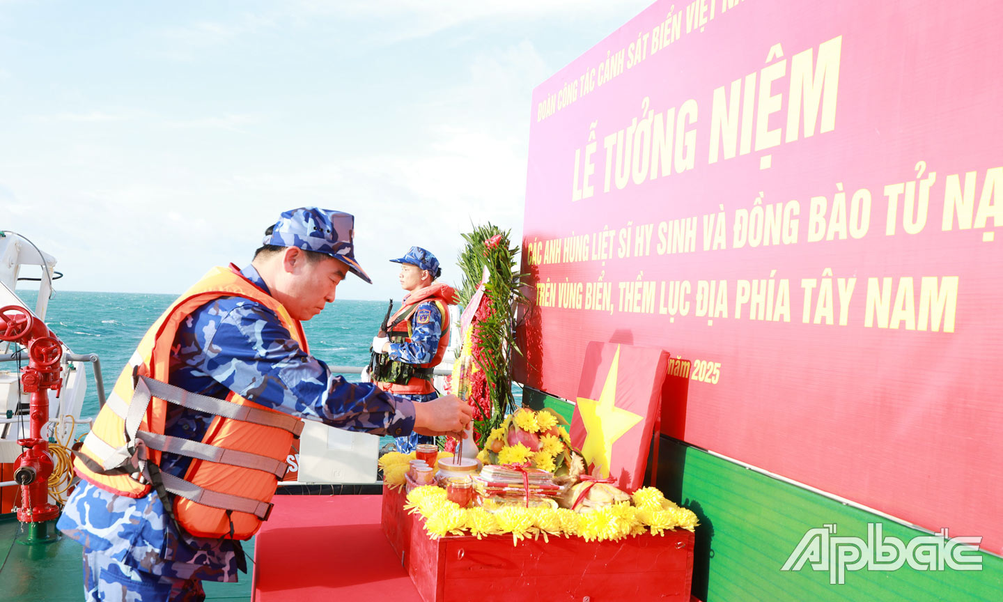 Trung tướng Bùi Quốc Oai dâng hương tưởng niệm các Anh hùng liệt sĩ và đồng bào tử nạn trên vùng biển Tây Nam.