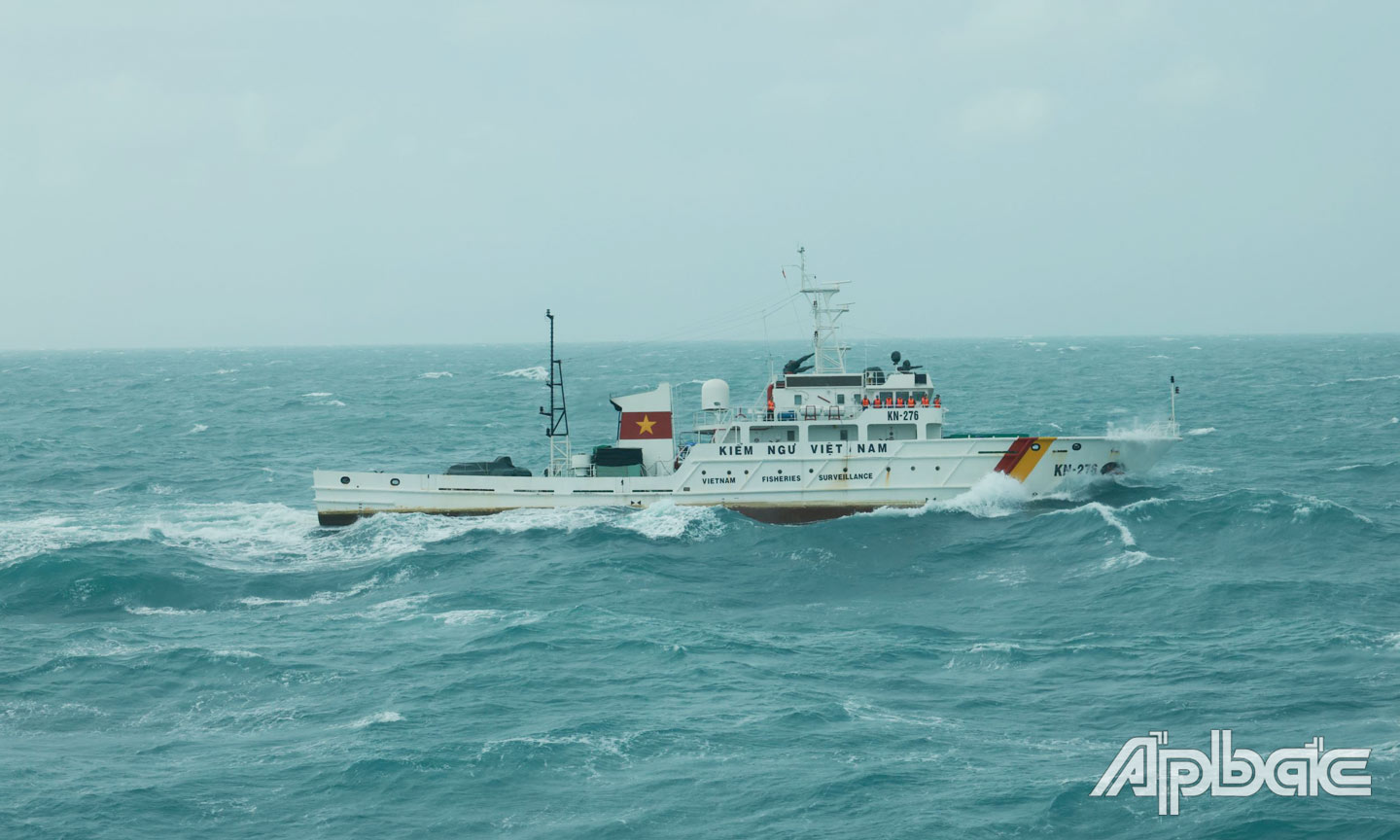 Tàu KN 276 thực hiện nhiệm vụ trên biển.