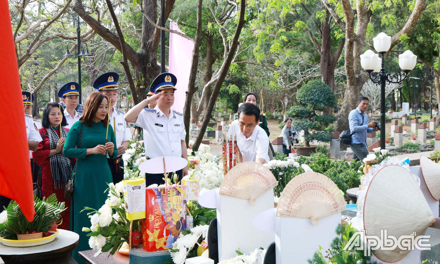 Trung tướng Bùi Quốc Oai và các thành viên đoàn công tác viếng mộ Anh hùng Lực lượng vũ trang nhân dân, liệt sĩ Võ Thị Sáu.