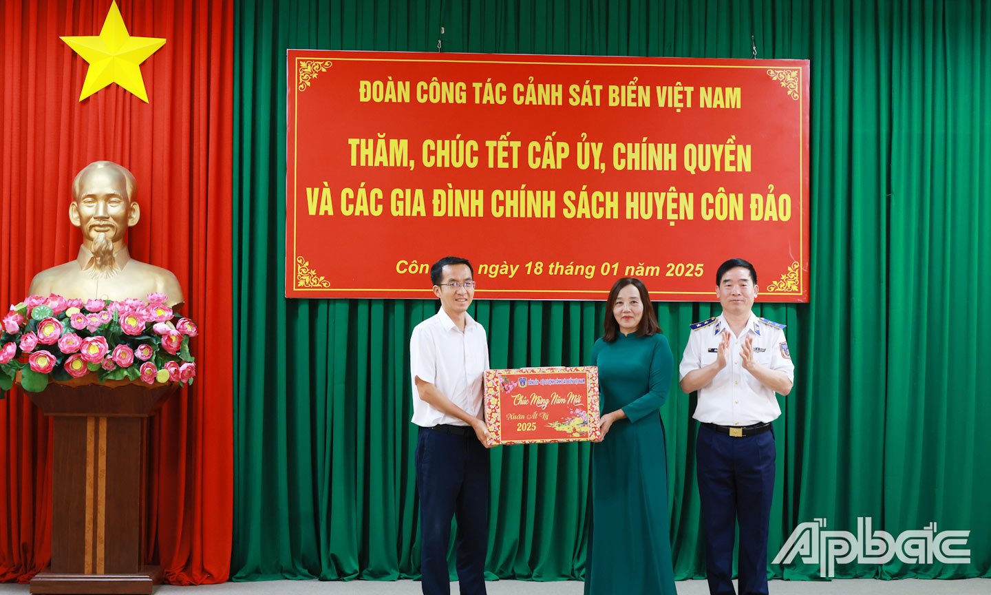Trung tướng Bùi Quốc Oai trao quà Tết tặng cấp ủy, chính quyền huyện Côn Đảo.
