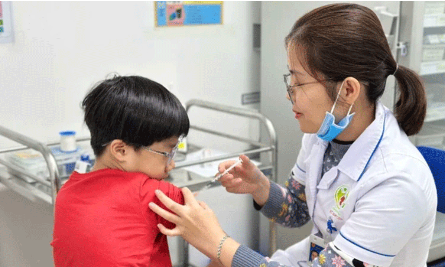 Cán bộ y tế tiêm vaccine phòng bệnh sởi cho trẻ trên địa bàn thành phố Hà Nội. 