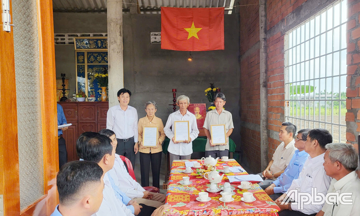 Trao nhà đại đoàn kết cho 3 hộ nghèo trên địa bàn xã Tân Thuận Bình,  huyện Chợ Gạo.