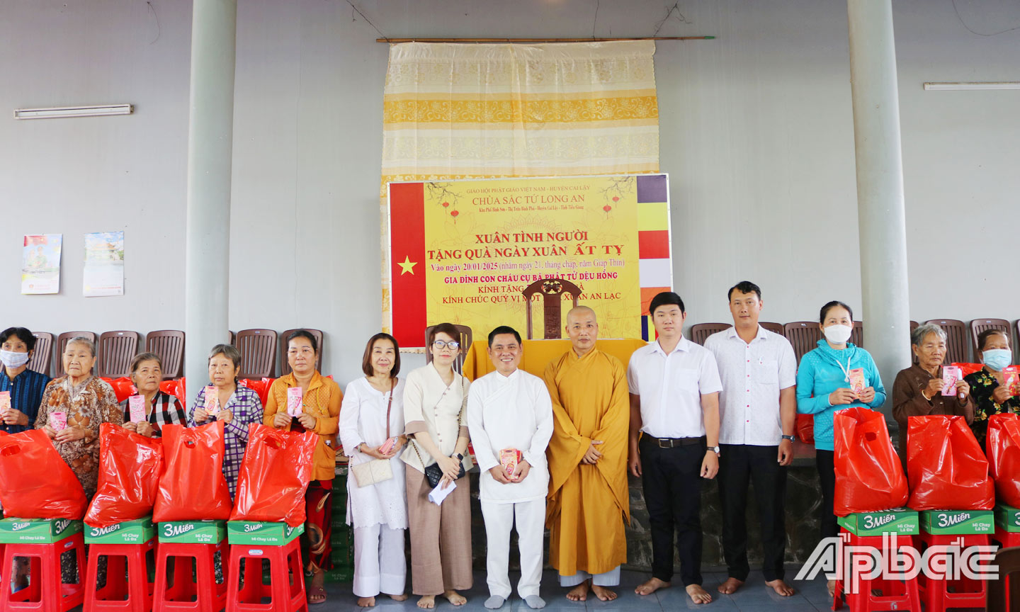 Trao quà cho hộ khó khăn trong dịp Tết. 