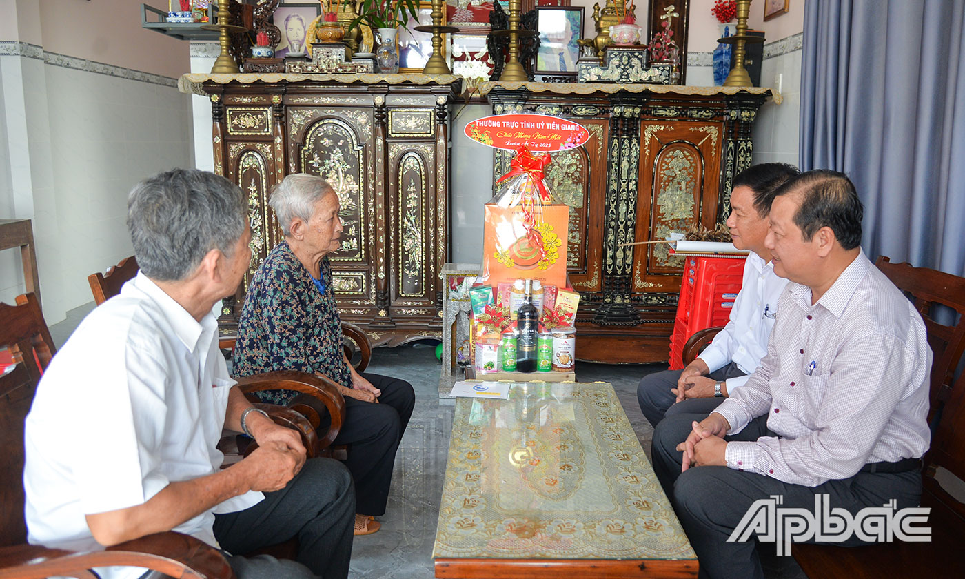 Đoàn đến thăm, tặng quà gia đình đồng chí Hồ Văn Khê, nguyên Ủy viên Ban Thường vụ Tỉnh ủy, nguyên Bí thư Thành ủy Mỹ Tho.