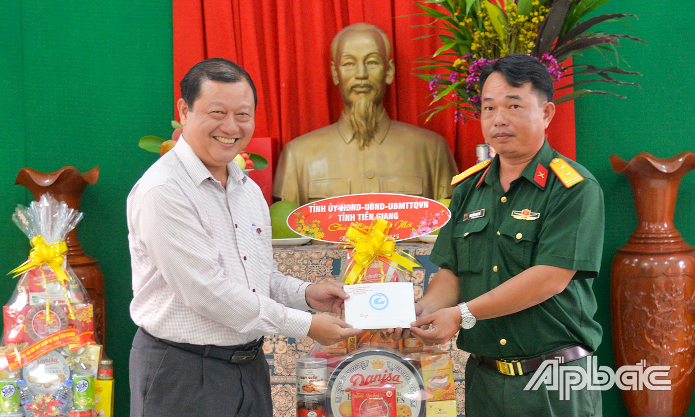 Đồng chí Phan Phùng Phú tặng quà cho đơn vị Tiểu đoàn Ấp Bắc.