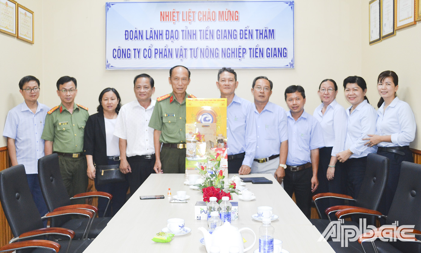 Đồng chí Nguyễn Văn Nhựt thăm, tặng quà, chúc tết Công ty Cổ Phần vật tư Nông nghiệp Tiền Giang
