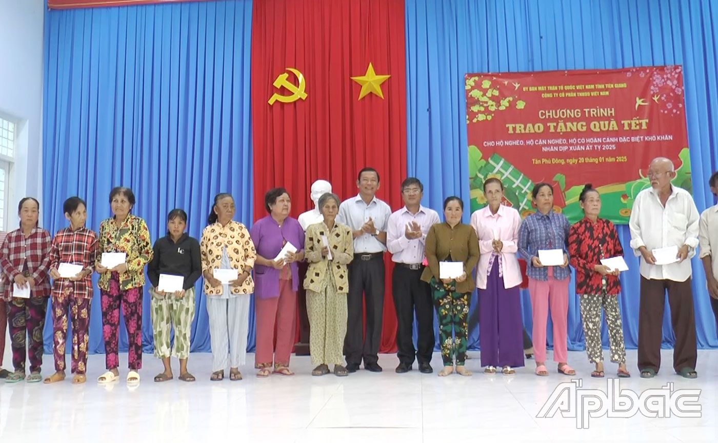 Đồng chí Phan Minh Châu và đồng chí Bùi Thái Sơn trao quà tết cho các hộ nghèo, cận nghèo, có hoàn cảnh khó khăn tại huyện Tân Phú Đông.