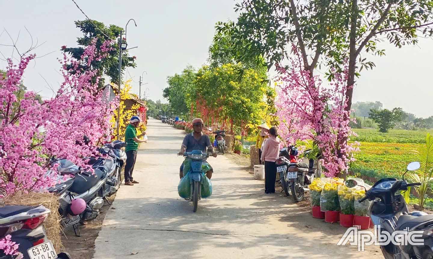 Tuyến đường hoa còn được trang trí với nhiều tiểu cảnh đẹp mắt.