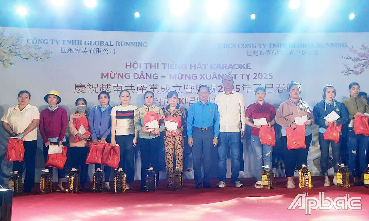  Chủ tịch LĐLĐ tỉnh Lê Minh Hùng và đại diện Ban Giám đốc Công ty TNHH Global Running trao quà cho CNLĐ có hoàn cảnh khó khăn.