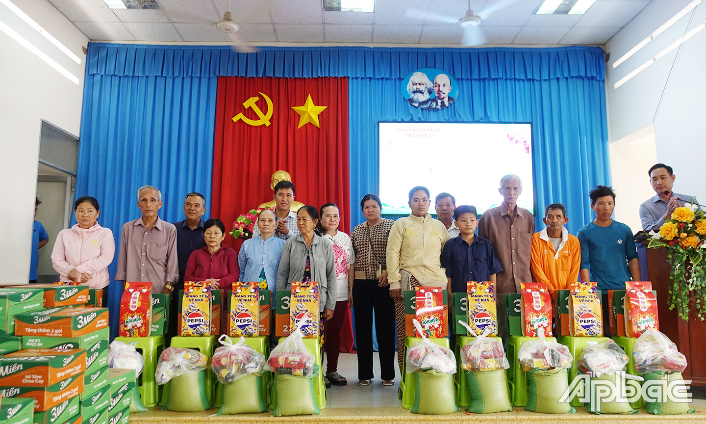 Tặng quà cho hộ có hoàn cảnh khó khăn tại xã Thạnh Lộc, huyện Cai Lậy.