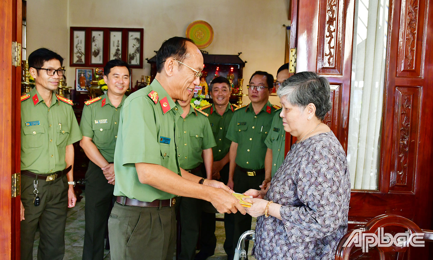 Đoàn thăm, tặng quà và chúc mừng xuân mới gia đình đồng chí Thiếu tướng Nguyễn Chí Phi. Ảnh Đặng Thanh