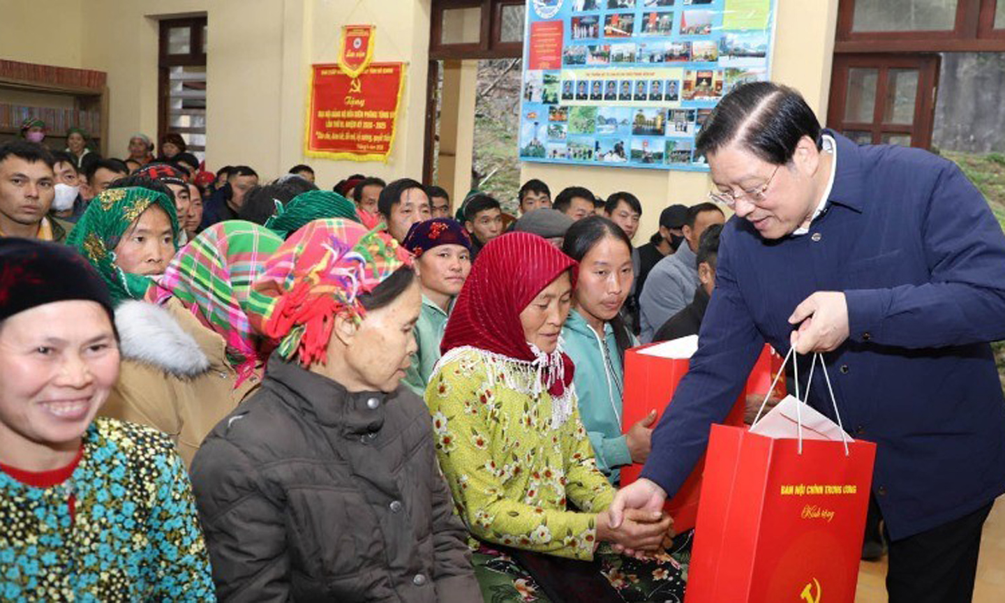 Politburo member and head of the Central Commission for Internal Affairs Phan Dinh Trac presents Tet gifts to poor people in Ha Giang.