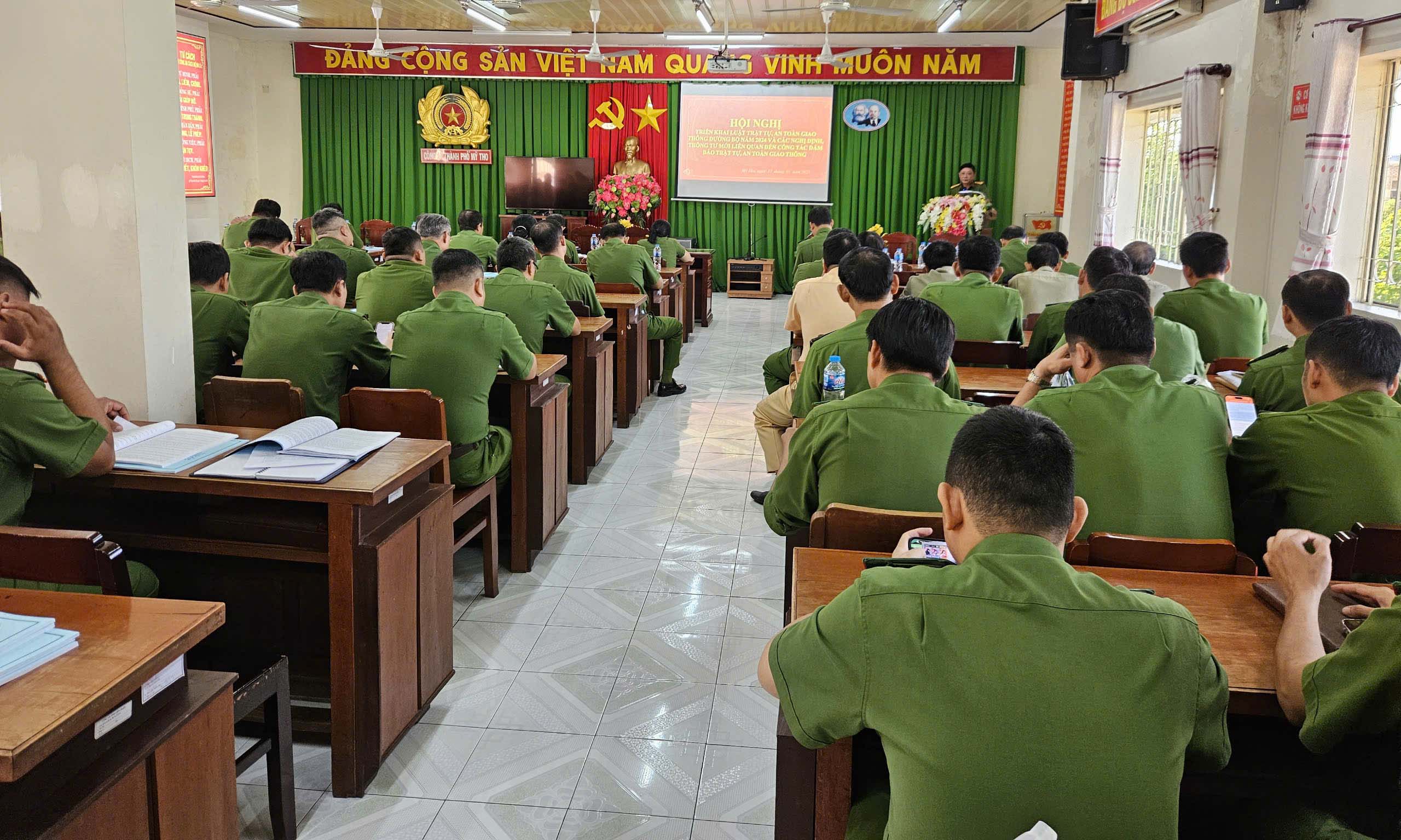 Đồng chí Thượng tá Nguyễn Tấn Dũng, Phó trưởng công an thành phố phổ biến, quán triệt các nội dung Luật Trật tự, an toàn giao thông đường bộ 2024 và Nghị định 168/2024/NĐ-CP.