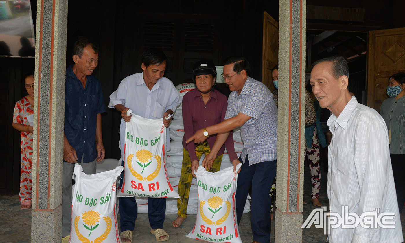 Trao tặng những bao gạo đồng đội.