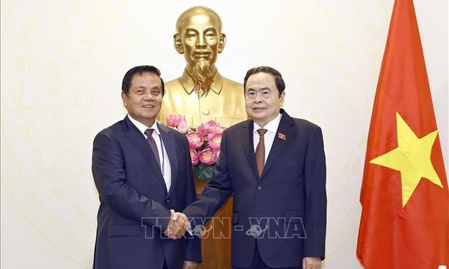 National Assembly Chairman Tran Thanh Man and First Vice President of the Cambodian Senate Ouch Borith. (Photo: VNA).