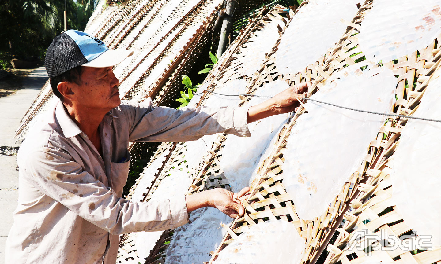 Làng nghề Bánh tráng Hậu Thành, huyện Cái Bè. 