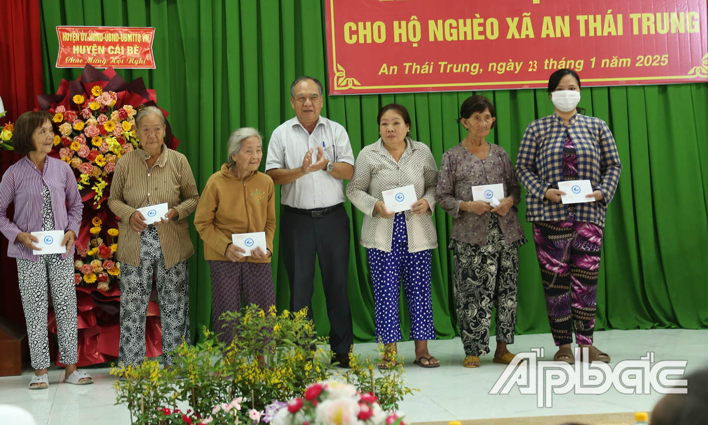 Đoàn tặng quà người nghèo xã An Thái Trung.