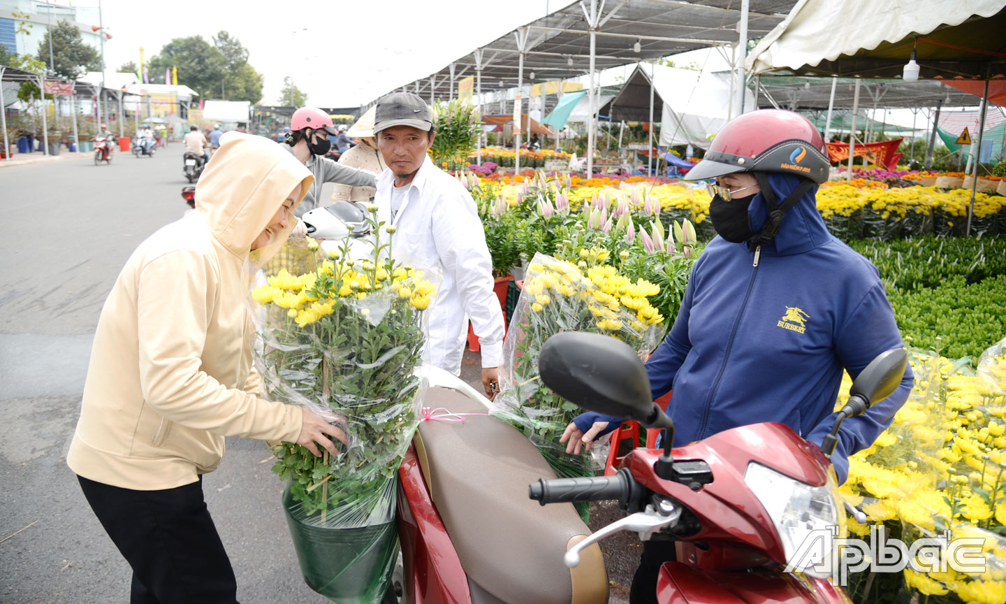 Người dân đến  mua hoa tại  chợ hoa xuân.