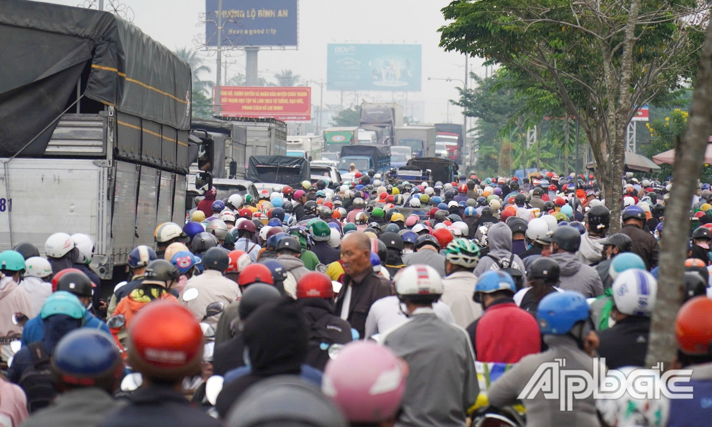 Ô tô, xe máy chen chúc qua cầu Rạch Miễu từ sáng sớm.